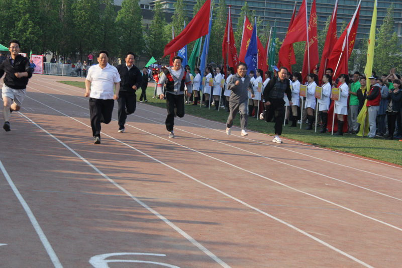 山东省教学名师张晓辉院长、侯加林副院长参加名师泰山学者60米跑表演赛